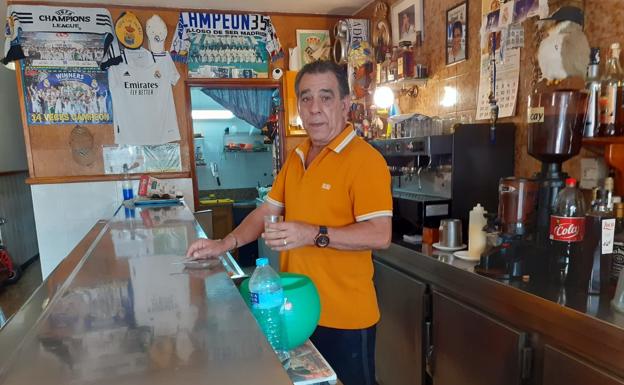 Antonio Juan de Dios Navarro en la barra del negocio donde trabaja a diario en Arrecife. 