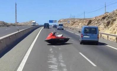 Una moto de agua sorprende a los conductores en una autopista canaria