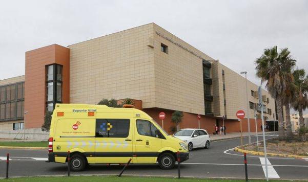 Apuñalan a un hombre en la espalda en Corralejo