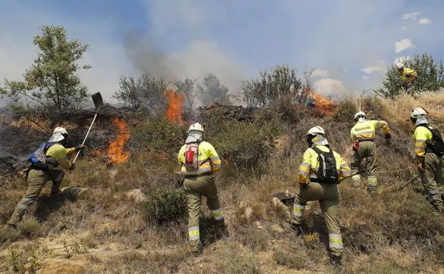 Los bomberos combaten el fuego en Ujué (Navarra). 