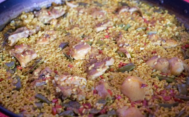 ¿Cómo se cocina la paella más famosa de la capital grancanaria?