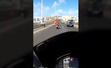 Rebasa varios vehículos haciendo el 'caballito' a gran velocidad en Gran Canaria