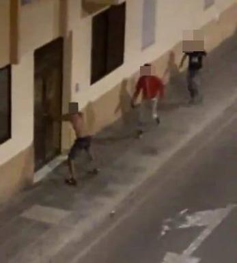 Rompen a patadas y con piedras las cristaleras de comercios y viviendas en Fuerteventura