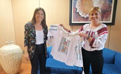 La alcaldesa recibe la blusa de Rumanía en agradecimiento por el apoyo a la comunidad