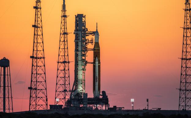El cohete lunar Artemis 1 de la NASA recibe combustible durante una prueba crucial de 'ensayo en húmedo' el 20 de junio de 2022.