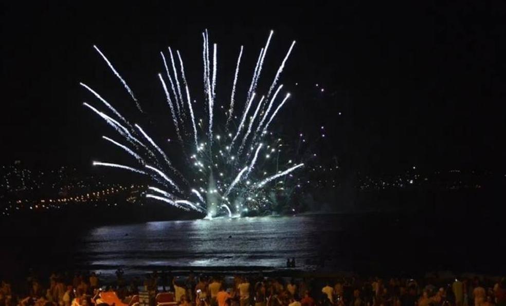 Música y fuegos artificiales por San Juan en Playa del Inglés