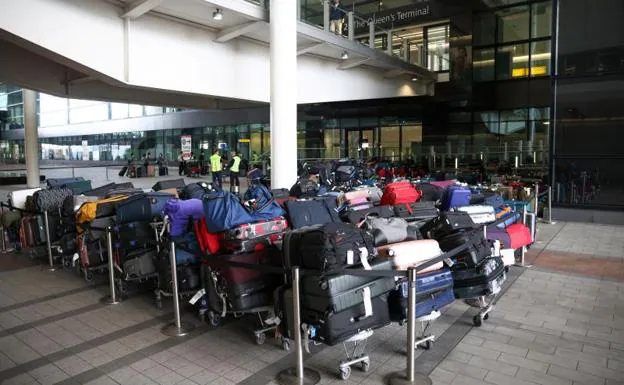 Cientos de maletas acumuladas en el aeropuerto de Heathrow (Londres) por falta de personal.