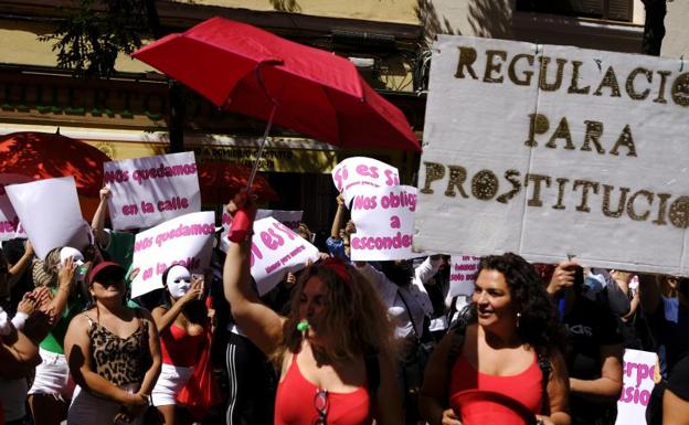 Las prostitutas salen a la calle contra la abolición: «nosotras repartimos felicidad»