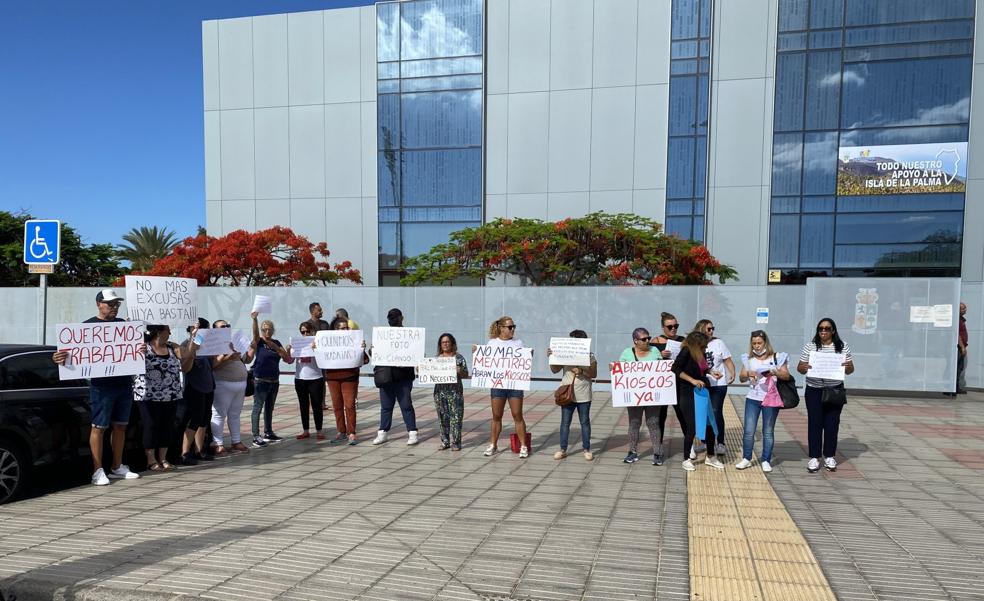 Los trabajadores exigen la reapertura de los kioscos de Playa del Inglés y Maspalomas