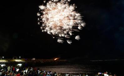 Miles de personas celebran la noche de San Juan en Pozo Izquierdo