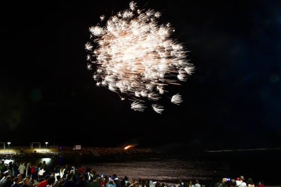 Miles de personas celebran la noche de San Juan en Pozo Izquierdo