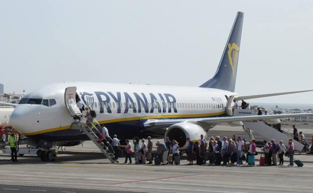 Normalidad absoluta en los aeropuertos canarios el primer día de huelga en Ryanair