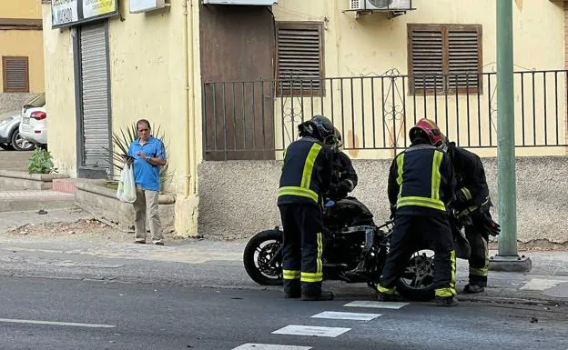 Una moto se prende fuego en Las Rehoyas
