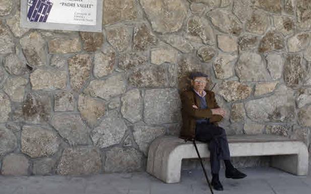 Un pensionista descansa en un banco. /ARCHIVO