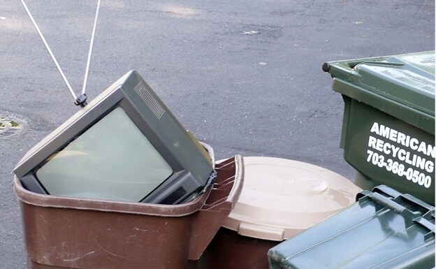 Televisor en un cubo de basura./Archivo