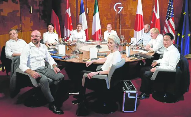 Los líderes del G7 ayer, junto a Charles Michel, presidente del Consejo Europeo, y Ursula Von de Leyen, presidenta de la Comisión Europea. 
