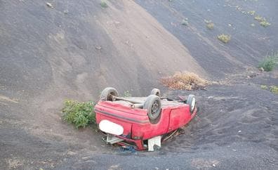 Un vehículo cae en un hoyo y termina volcando en Lanzarote