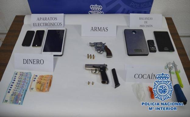 Detenido en Tenerife con dos pistolas y cocaína para su venta al menudeo