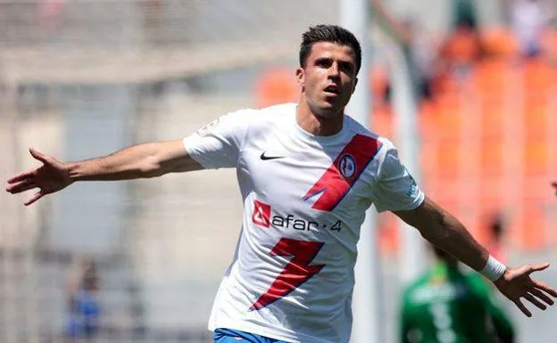 Héctor Hernández celebra un gol con la camiseta del Rayo Majadahonda. 