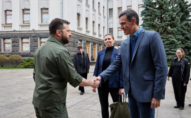 Sánchez saluda a Zelenskiy el pasado abril durante su visita a Kiev. 