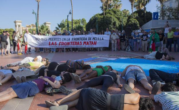 Protesta popular en la que se escenificó la escalofriante estampa de los inmigrantes amontonados en el suelo en Marruecos. /EFE