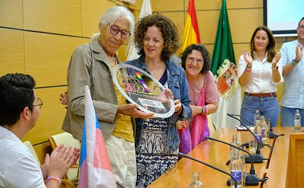 Carla Alba, con el reconocimiento del Cabildo en la mano, al fondo Lorenza Machín (de rosa). 