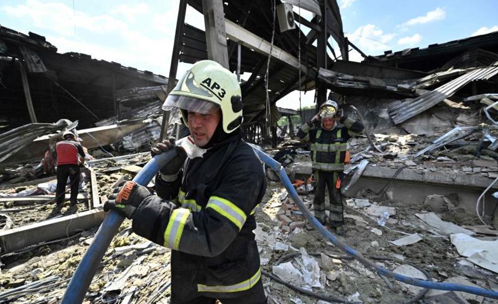 Kiev pierde las esperanzas de encontrar a los 40 desaparecidos en el bombardeo del centro comercial