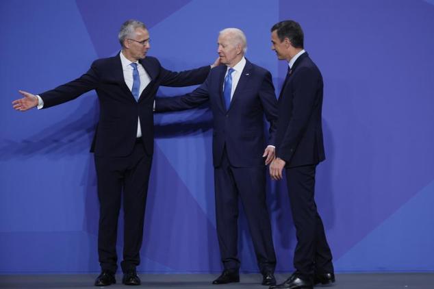 Biden, el último de los líderes en llegar a la cumbre, saluda a Sánchez y Stoltenberg.