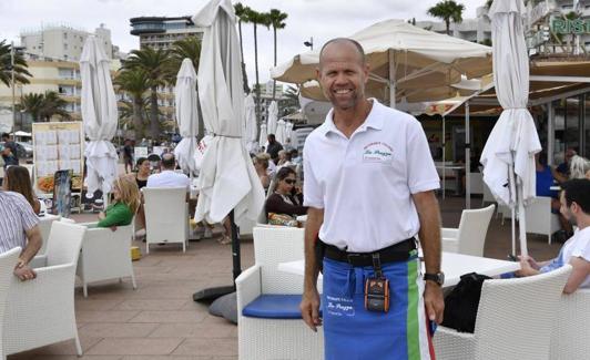 Jorge Sánchez, camarero del restaurante 'La Piazza' en Playa del Inglés./j.c.a.
