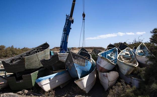 Malestar en Arinaga por el traslado de decenas de pateras al entorno de las salinas