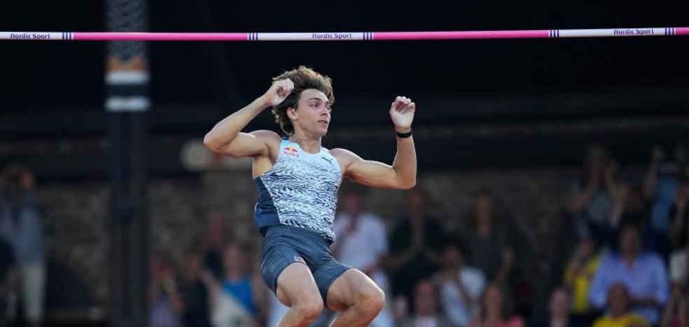 Duplantis breaks the pole vault world record with a jump of 6.16