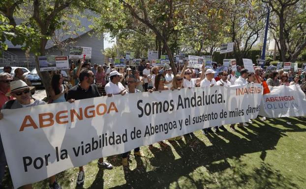 Trabajadores de Abengoa durante la protesta realizada este jueves ante la consejería de Economía de la Junta de Andalucía en Sevilla.