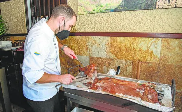 Preparación para servir de un plato de cochino a la sala en el restaurante Vega, en Guayadeque. 