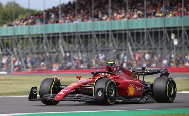 Carlos Sainz pilota su Ferrari en Silverstone. /reuters
