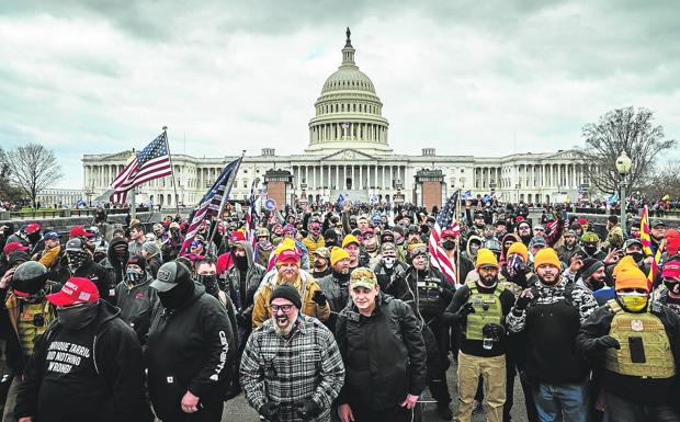 Miles de partidarios de Trump rodearon el Capitolio para evitar que se certificara la victoria electoral de Biden. /Jon Cherry/afp