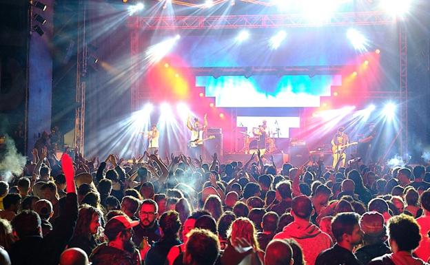 Asian Dub Foundation hace bailar a miles de personas en la primera noche del FEM