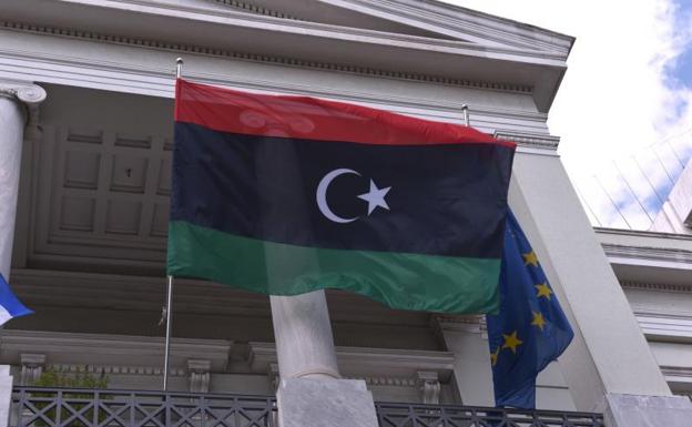 La bandera de Libia ondea en el mastil del Parlamento, en la ciudad de Tobruk. 