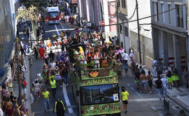 Cabalgata de verano con mucho calor y poco ambiente en la calle