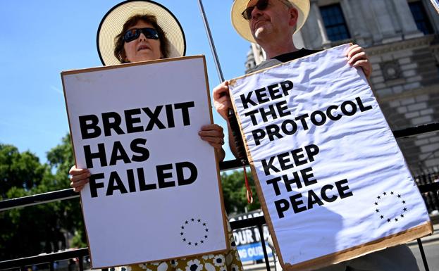 Partidarios del Brexit protestan en Belfast contra la modificación del Protocolo.
