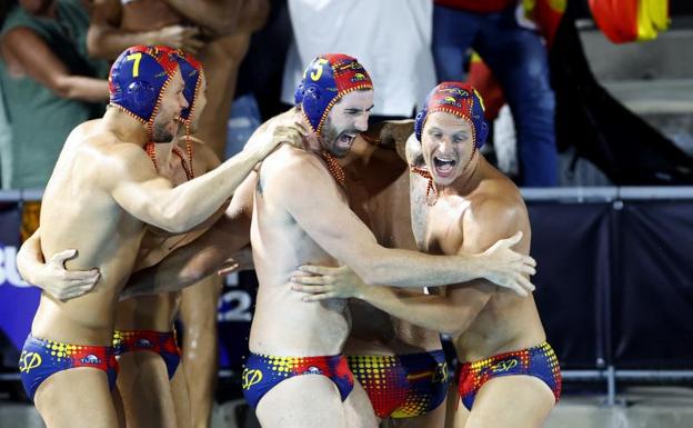 Los jugadores de España celebran la victoria ante Italia. 