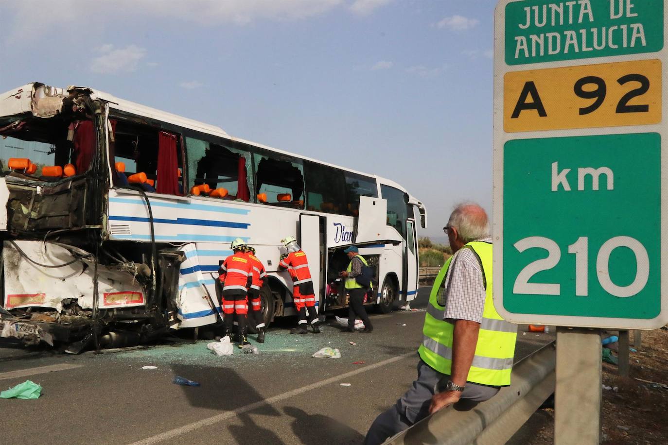 Un muerto y 35 heridos, 7 graves, en una colisión de dos guaguas y un coche en Granada