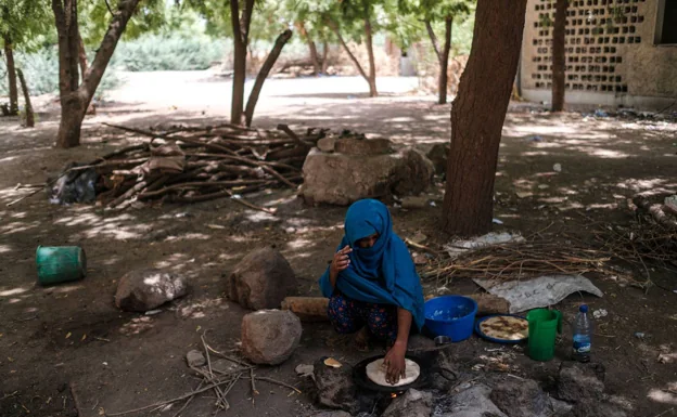 Una joven prepara pan en una de las regiones africanas golpeadas por la hambruna tras la guerra de Ucrania. 