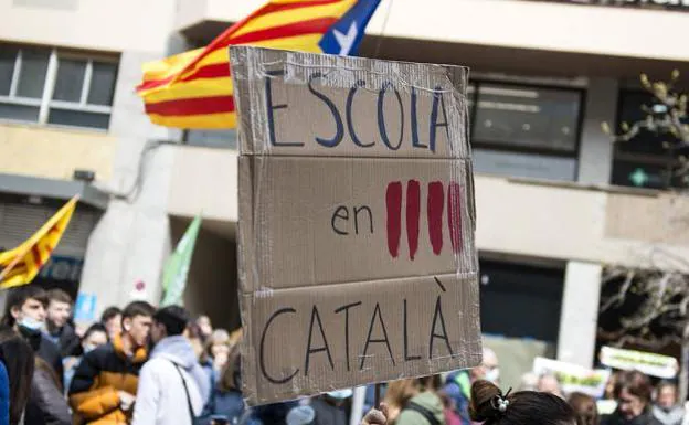Una pancarta en una manifestación contra la sentencia del 25% en español./EP