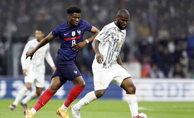 Franck Kessié conduce un balón ante Aurélien Tchouaméni durante un amistoso entre Costa de Marfil y Francia./Reuters