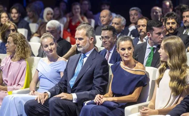 Los Reyes, la princesa Leonor y la infanta Sofía, durante la ceremonia a los premiados de la Fundación Princesa de Girona./EP