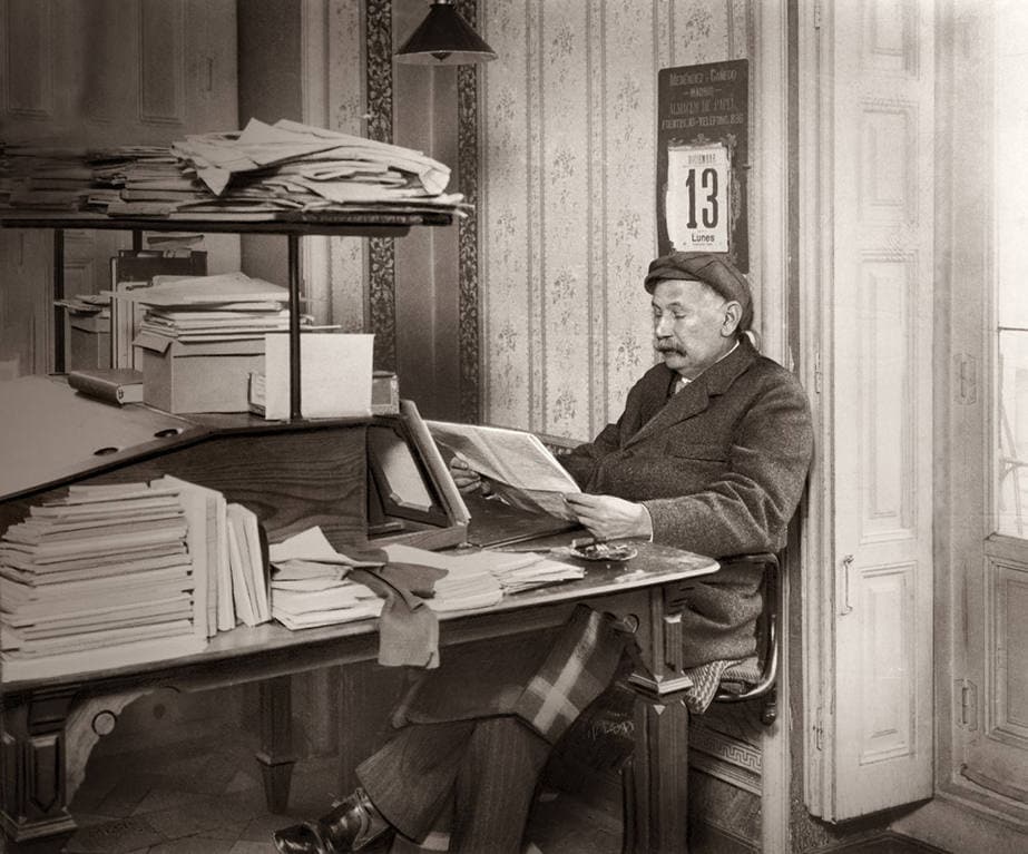 Esta fotografía de Galdós fue tomada en el cuarto de trabajo de su casa del Paseo de Areneros. 