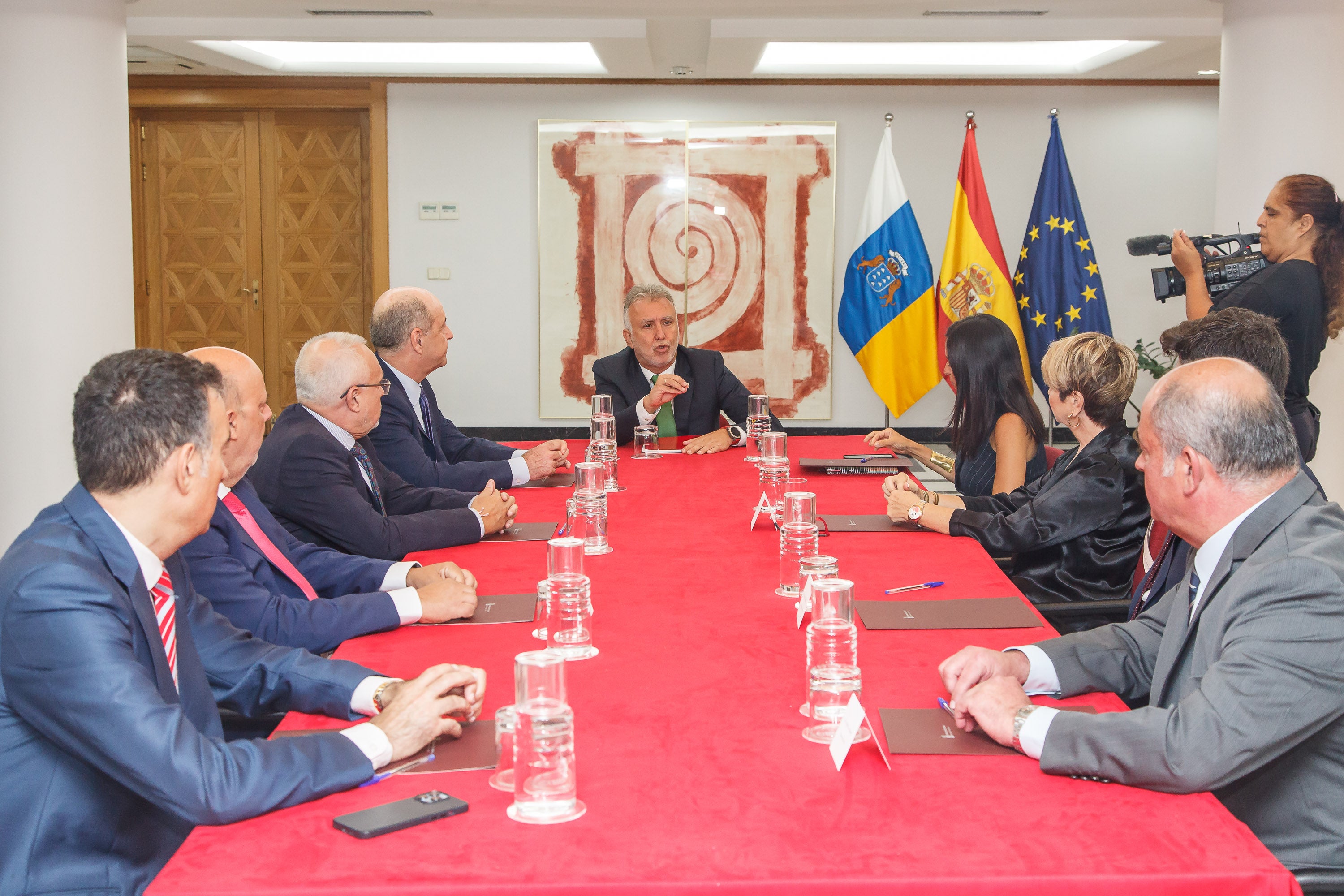 Ángel Víctor Torres mantiene un encuentro con la Confederación Canaria de Empresarios (CCE)