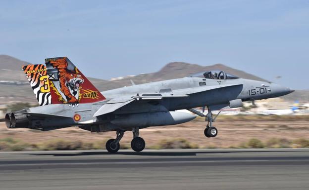 Aviones de combate entrenan en el cielo de Gando
