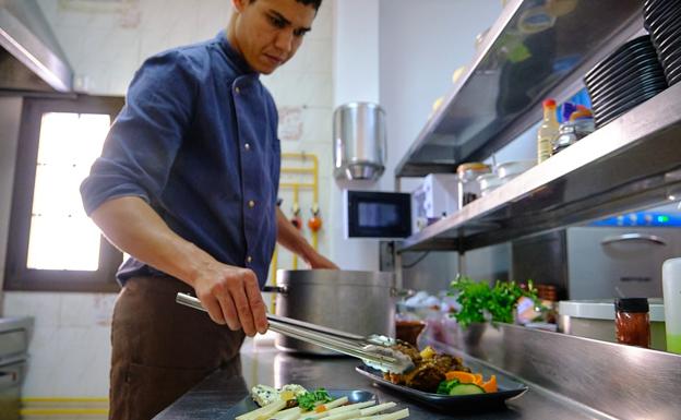 Un poquito de cúrcuma, un poquito de comino: Ismael Bouattou mezcla los sabores del mundo