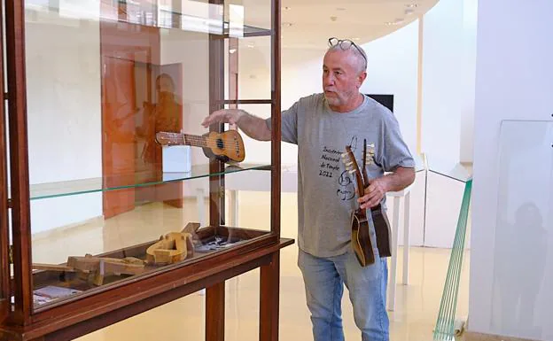 De calabaza, de tarajal: El Colorao enseña su colección de timples